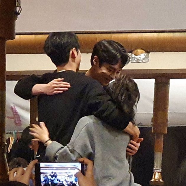 Farewell Party Photos of 'Extraordinary You', Haru - Dan Oh - Baek Kyung Hugging