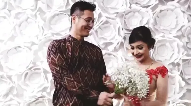 Putri Titian - Junior Liem tunangan