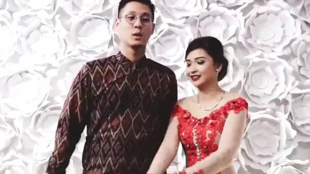 Putri Titian - Junior Liem tunangan