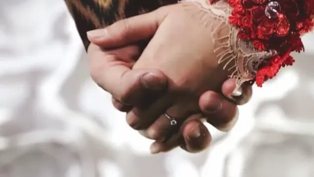 Putri Titian - Junior Liem tunangan