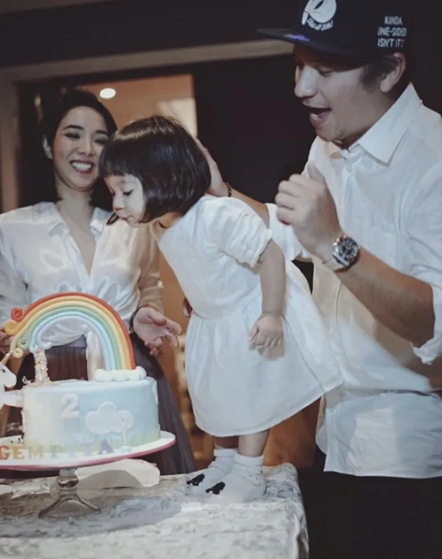 Setelah meniup lilin di atas kue mungil pada pagi hari ulang tahunnya, malam harinya Gempi meniup lilin di kue yang besar dan cantik.