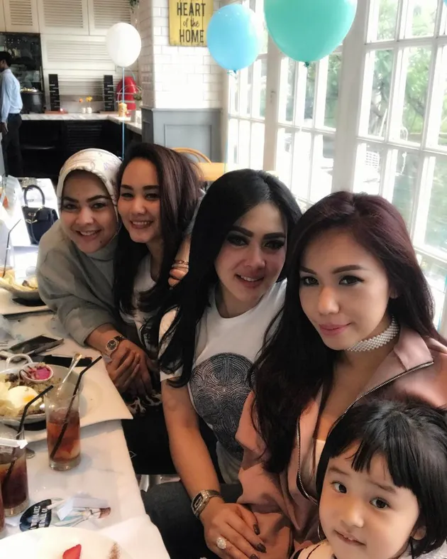 Syahrini di Ultah Peter Flynn