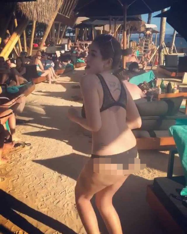 FOTO PILIH HABISKAN WAKTU DI BALI NIKITA MIRZANI FOTO PILIH HABISKAN WAKTU DI BALI NIKITA MIRZANI