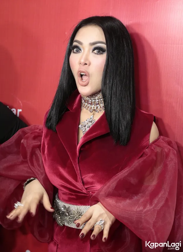 Syahrini - Foto di Jalan Tol Surabaya