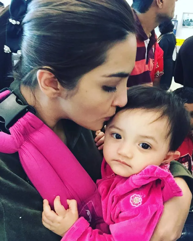 FOTO: POSE TIDUR ALA BAYI-BAYI SELEBRITIS TOP, LUCU 