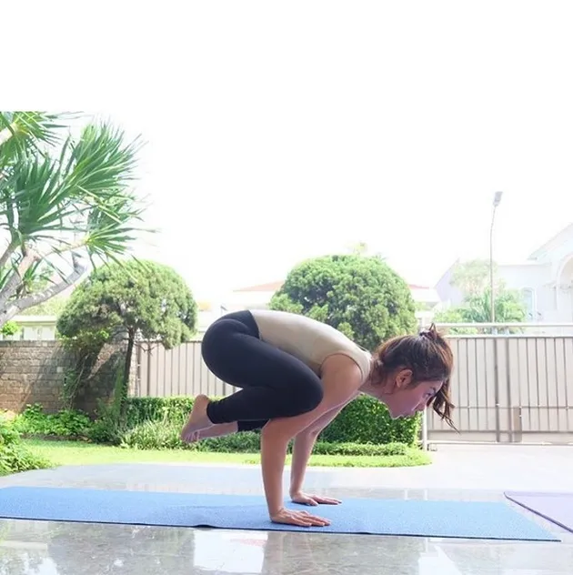 Pose Yoga Bella Shofie
