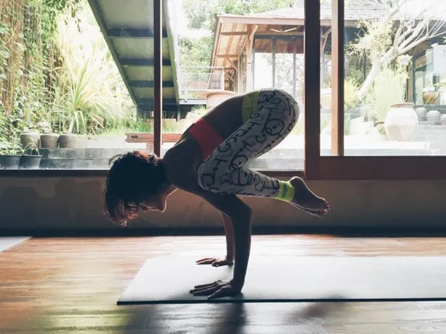 Pose Yoga Eva Celia
