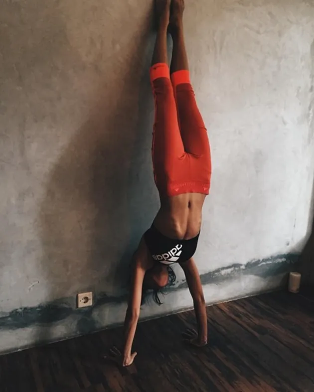 Pose Yoga Eva Celia