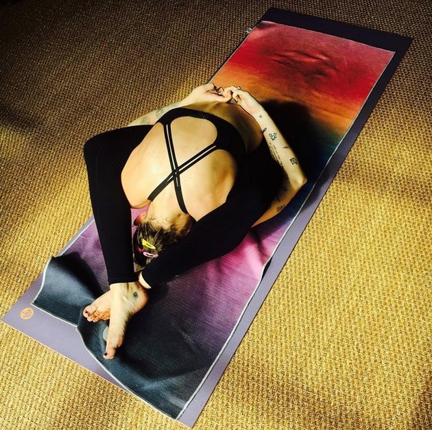  FOTO  Pose Yoga Miley Cyrus Yang Bikin Ngilu Berani Coba 