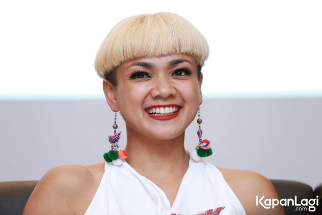 FOTO POTONG RAMBUT PENDEK NIRINA ZUBIR  BERUBAH JADI 