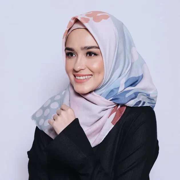 Yasmine Wildblood pakai kerudung