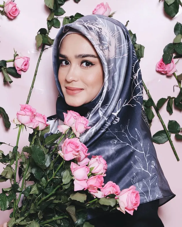 Yasmine Wildblood pakai kerudung