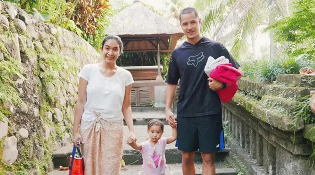 keluarga happy salma, keluarga selebriti, suami happy salma