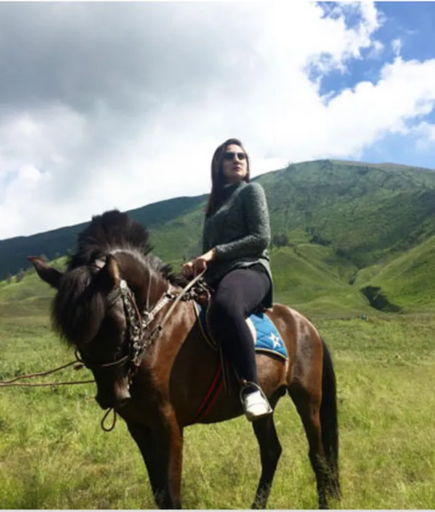 Liburan Mona Ratuliu ke Bromo