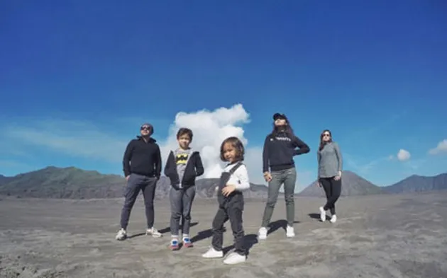 Liburan Mona Ratuliu ke Bromo
