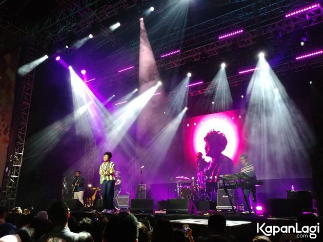 Kunto Aji langsung membawakan lagu Ekspektasi untuk membuka penampilannya di ON OFF Festival 2018 beberapa waktu lalu.