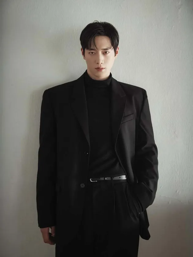 Seo Kang Joon Pakai Jas Hitam