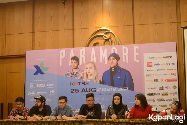 Selain dapat menyaksikan langsung penampilan dari Paramore, penonton besok juga akan bisa melihat aksi enerjik dari band papan atas Indonesia, Kotak. Ternyata nih kata Octoberi, terpilihnya Kotak sebagai band pembuka konser Paramore, sangat mendadak lho.
