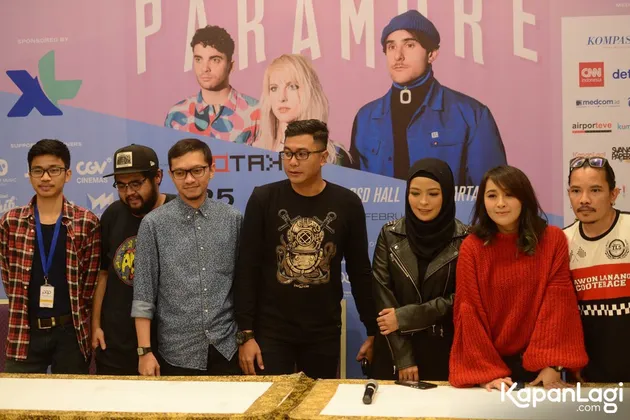 Kotak pun datang di konferensi pers untuk konser Paramore. Lucunya nih Tantri bilang kalau dia dan Chua sempat datang ke konser Paramore yang batal Februari lalu.