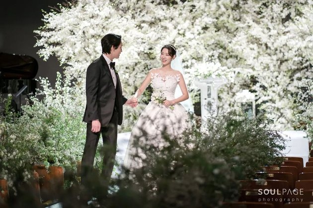 Park Shin Hye and Choi Tae Joon's Pre-wedding Photos Posted by Wedding Organizer, Nose & Lips Attached