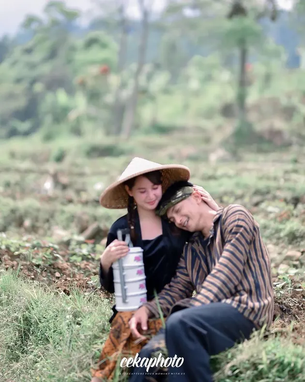 Pre-wedding Photos of Reiner Manopo, the Colossal Actor of Indosiar, Romantically Bringing a Lunch Box in the Rice Field with His Future Wife