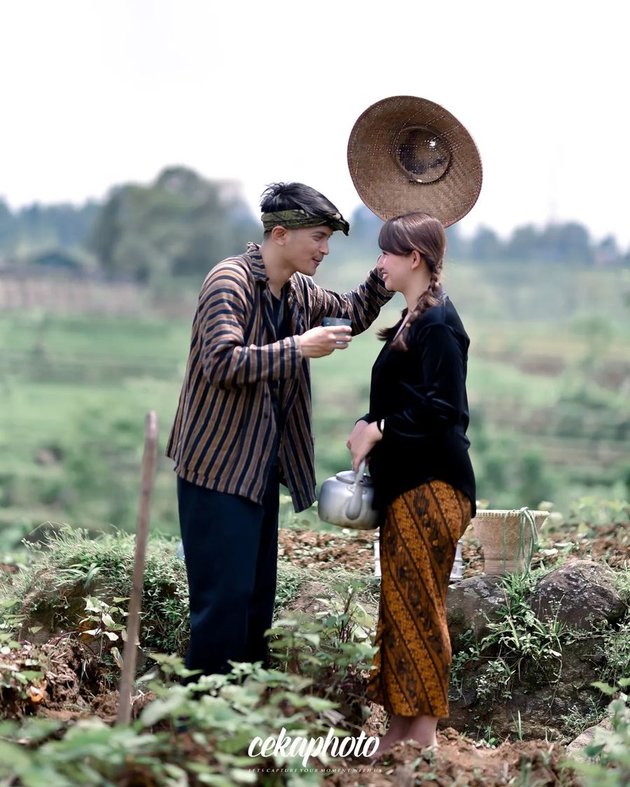 Pre-wedding Photos of Reiner Manopo, the Colossal Actor of Indosiar, Romantically Bringing a Lunch Box in the Rice Field with His Future Wife