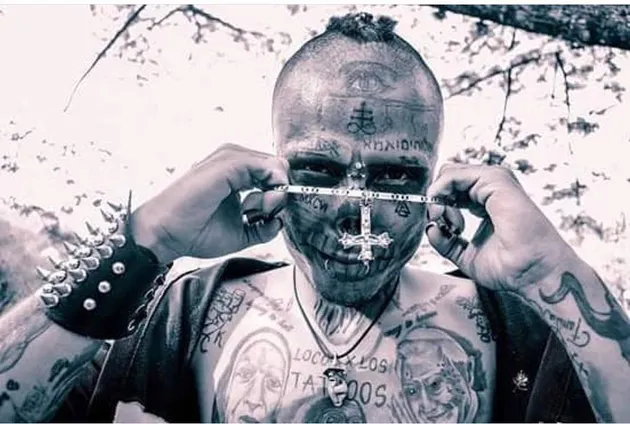 Pria Dengan Muka Tengkorak