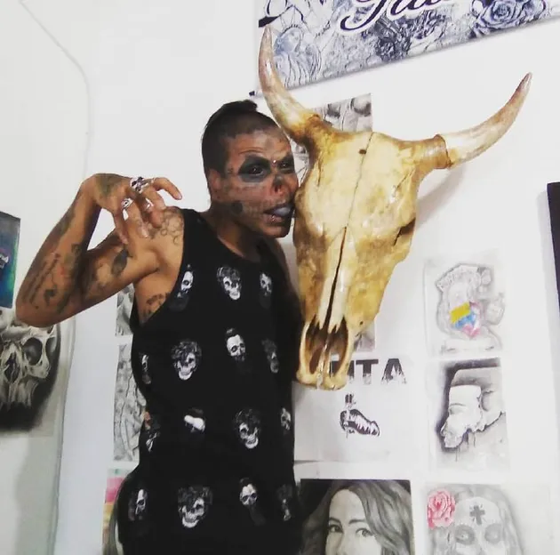 Pria Dengan Muka Tengkorak