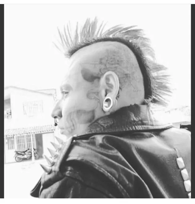 Pria Dengan Muka Tengkorak