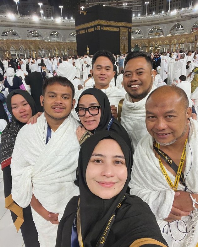 Photos of Prilly Latuconsina Wearing Hijab and Without Makeup During Umrah with Family and Personal Chef