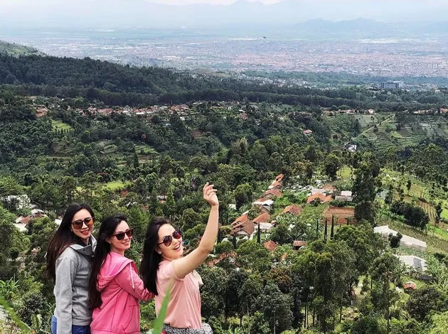 Asmirandah &amp; Jonas Liburan ke Bandung