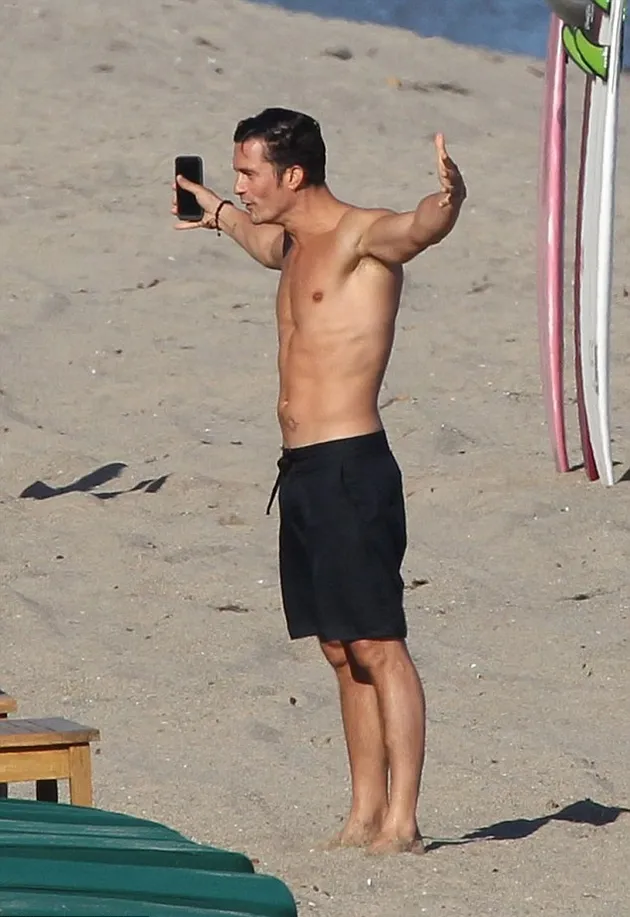 Orlando Bloom Liburan di Pantai