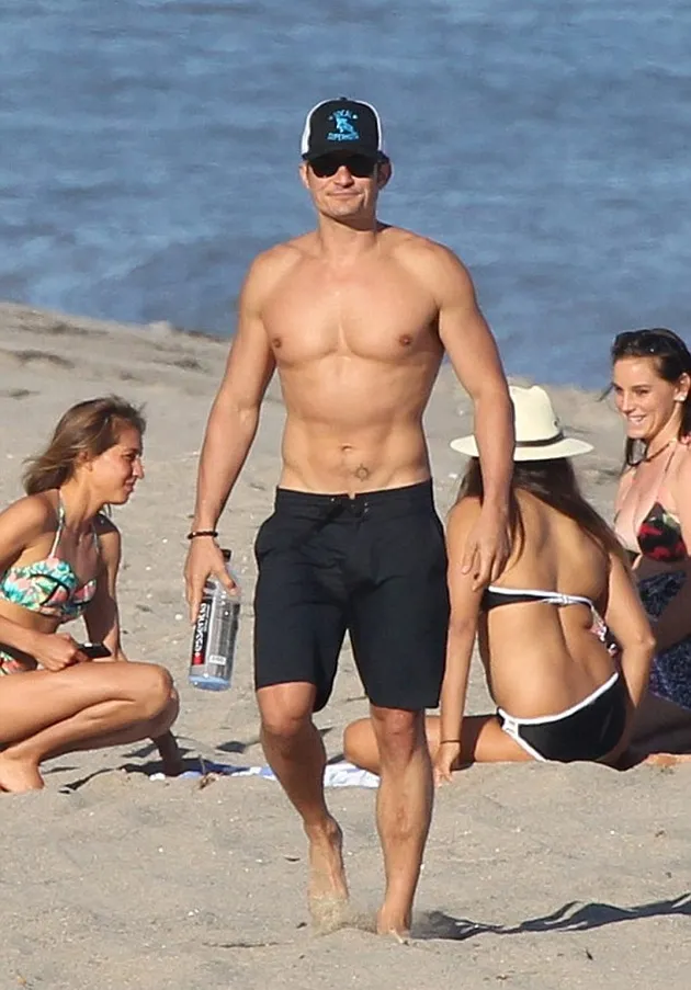 Orlando Bloom Liburan di Pantai
