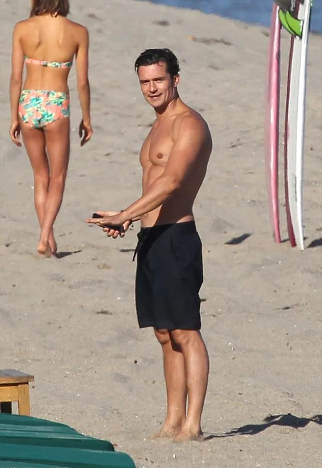 Orlando Bloom Liburan di Pantai