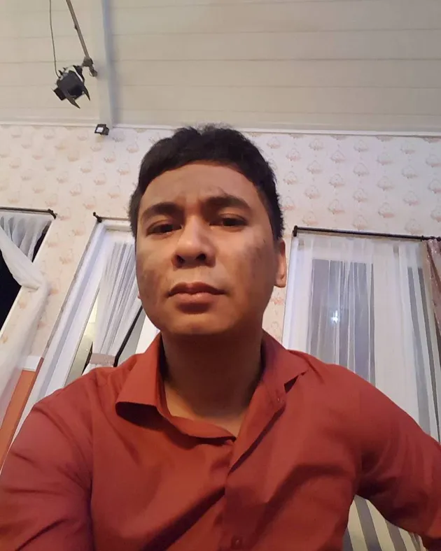 Siapapun pasti akan mengakui sisi jenaka dan humoris dari seorang Raditya Dika.