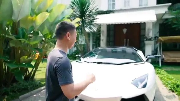 Baru datang di kediaman Raffi, Radit langsung disambut oleh sebuah mobil lambo aventador warna putih milik suami dari Nagita Slavina tersebut.
