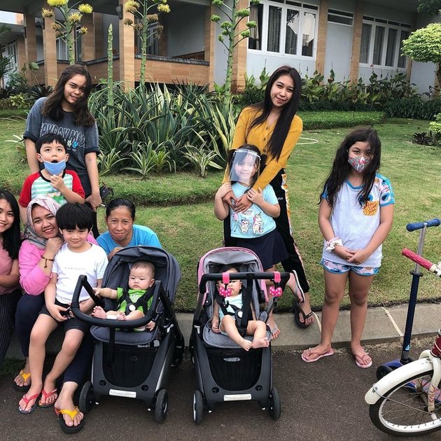 Photo of Rafathar and Cousins ​​Walking Together in the Evening with the Babysitters, Compact Like a Family