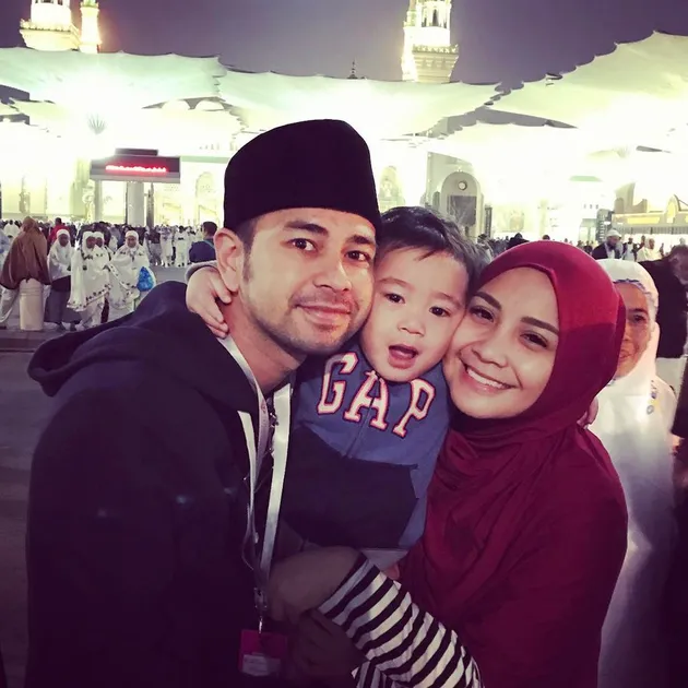 FOTO RAFFI AHMAD - NAGITA SLAVINA MAKIN ROMANTIS MANIS 