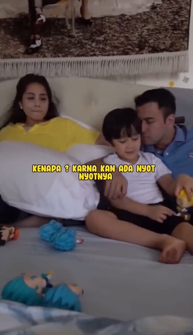 Di sebuah vlog yang direkam di kamar, Raffi minta Rafathar memilih antara dia atau Nagita. Rafathar bilang mama, yang sempat bikin Raffi pasang muka sedih.