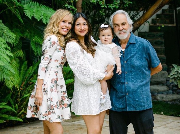 Foto Rahma Azhari with her in-laws Tommy Chong and Shelby Chong Two Hollywood Legends, Becoming Beloved Daughter-in-law