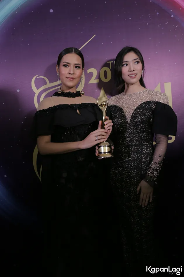 Raisa &amp; Isyana Sarasvati