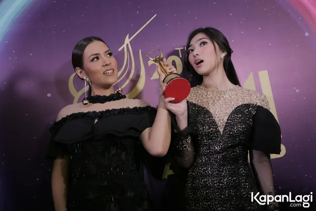 Raisa &amp; Isyana Sarasvati