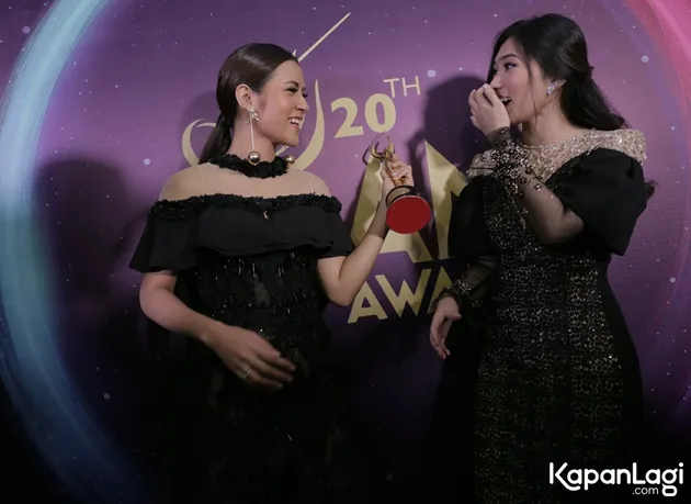 Raisa &amp; Isyana Sarasvati