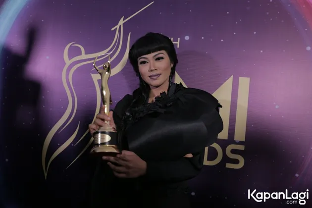 Belum lama ini ajang AMI Awards 2017 baru saja digelar pada hari Kamis (16/11) malam. Beberapa musisi nampak pulang dengan membawa piala. Sama halnya dengan Yura Yunita.