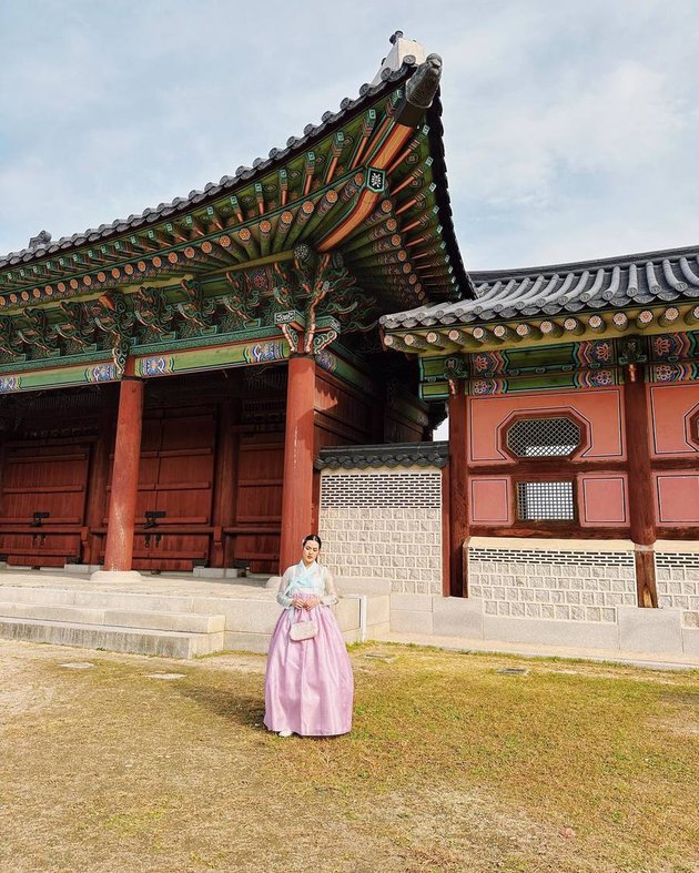 Photo of Raisa Wearing Hanbok in Korea, Called Unnie and Twin with Friend