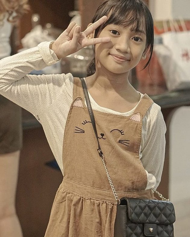 Photo of Ralia, Rian D'Masiv's Daughter, a Cute Little Youtuber who is Always Cheerful and Good at Posing like a Model