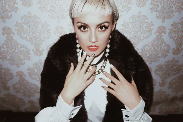 Sudah bukan hal baru kalau penyanyi penuh talenta seperti Agnes Monica memang suka mencoba berbagai penampilan dan gaya baru.