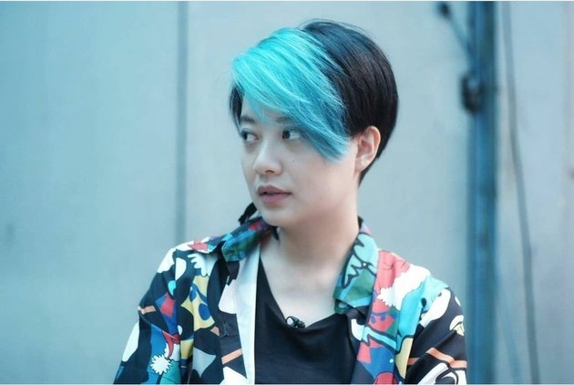 Leony's Latest Appearance with a Blue-Colored, Boyish Pixie Haircut!