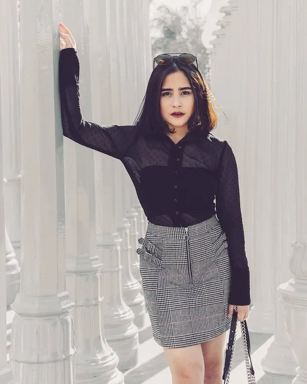 FOTO RAMBUT  PENDEK  GAYA PRILLY  LATUCONSINA  MAKIN CHIC 