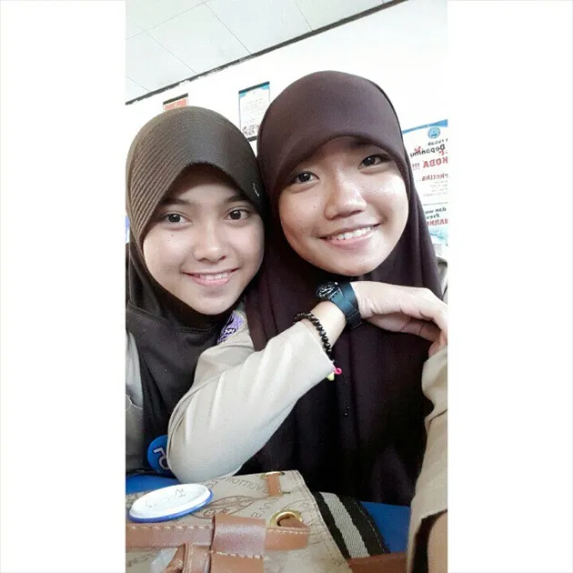 Rani Noerinsan - pembawa baki upacara penurunan bendera